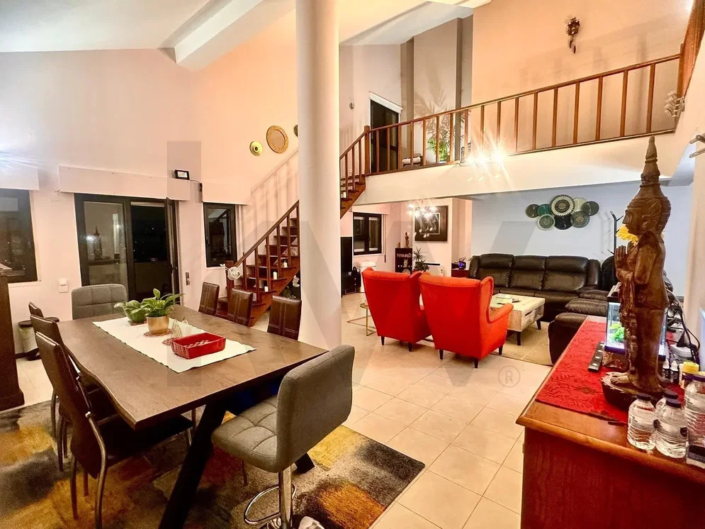 Oturma odası; fayans zemin, yüksek tavan, doğal ışık, modern stil