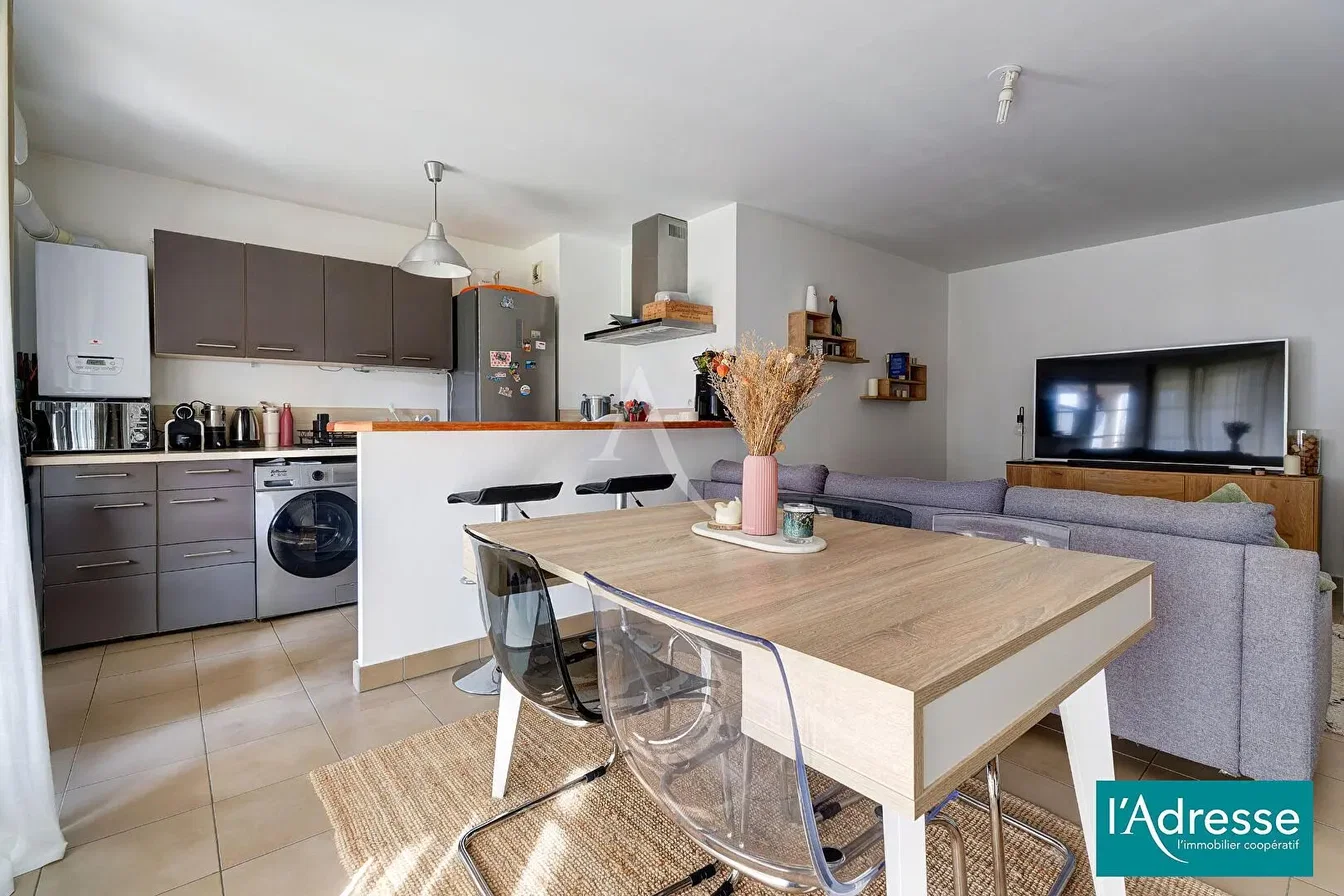 Obývací pokoj; kuchyňské spotřebiče, přirozené světlo, moderní styl