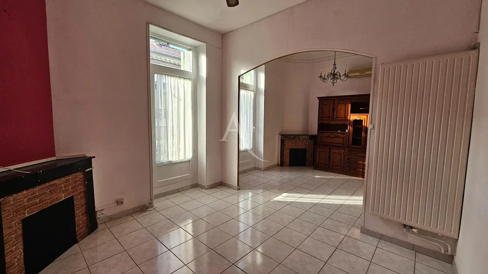 Woonkamer; open haard, tegelvloer, natuurlijk licht