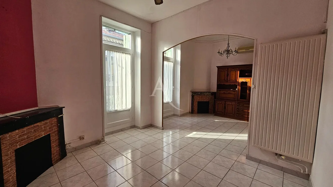Woonkamer; open haard, tegelvloer, natuurlijk licht