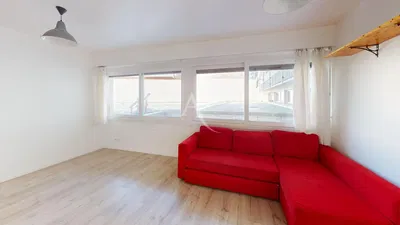 Oturma odası; doğal ışık, ahşap zemin