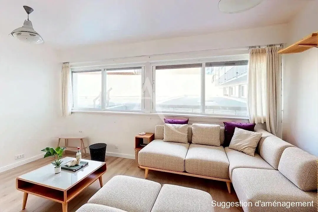 Oturma odası; doğal ışık, modern stil, ahşap zemin