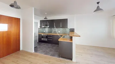 Mutfak; mutfak aletleri, fayans zemin, ahşap zemin, doğal ışık, tadilatlı