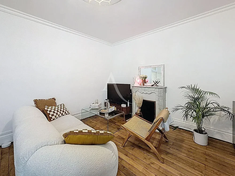 Дневна соба; камин, дрвени под, природно светло