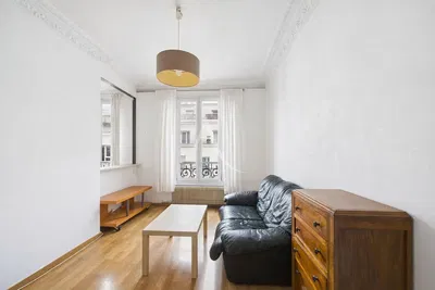 Oturma odası; ahşap zemin, doğal ışık, modern stil