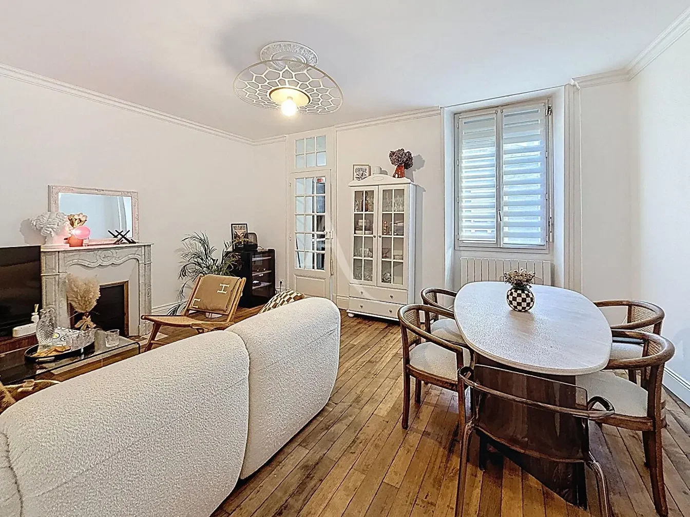 Дневна соба; дрвени под, камин, природно светло