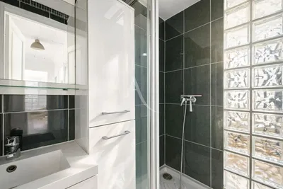 Banyo; fayans zemin, doğal ışık, tadilatlı