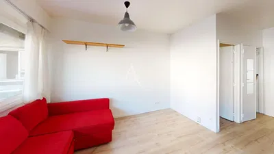 Oturma odası; doğal ışık, ahşap zemin