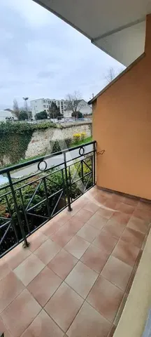 Balcone; pavimento in piastrelle, vista
