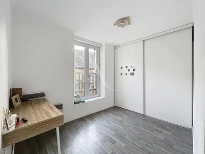 Camera da letto; luce naturale, pavimento in legno