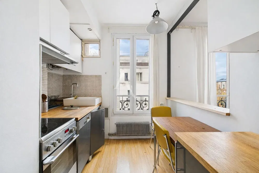 Mutfak; mutfak aletleri, manzara, ahşap zemin, doğal ışık, modern stil