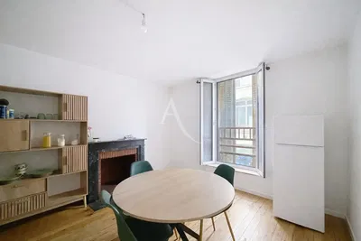 Cucina; pavimento in legno, camino, elettrodomestici