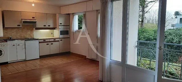 Cucina; elettrodomestici, pavimento in piastrelle, vista