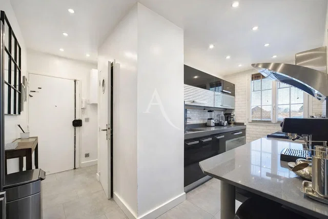 Cucina; elettrodomestici, luce naturale, stile moderno, pavimento in piastrelle