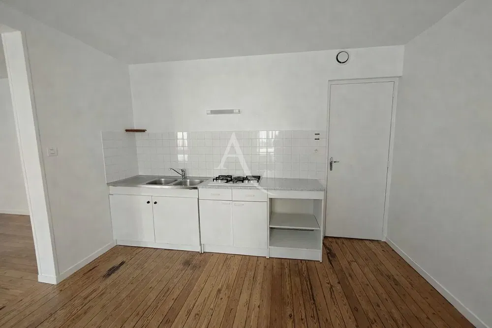 Cucina; pavimento in legno, luce naturale