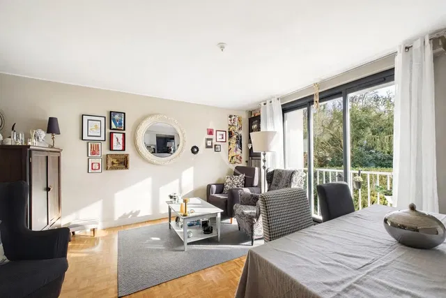 Хол; естествена светлина, гледка