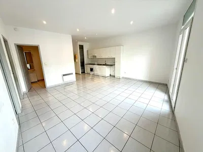 Oturma odası; fayans zemin, doğal ışık