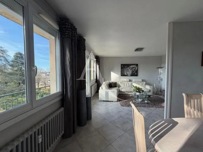 Oturma odası; manzara, doğal ışık, fayans zemin