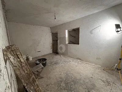 Sonstiges; renovierungsbedürftig, tageslicht