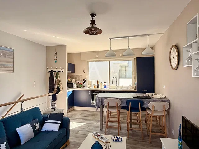 Kuchyně; přirozené světlo, moderní styl, dlažba