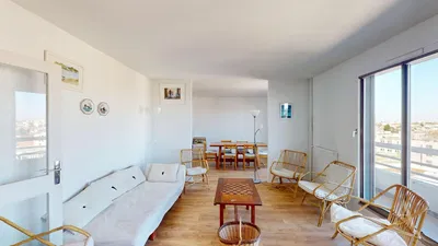 Oturma odası; manzara, ahşap zemin, doğal ışık, rustik stil