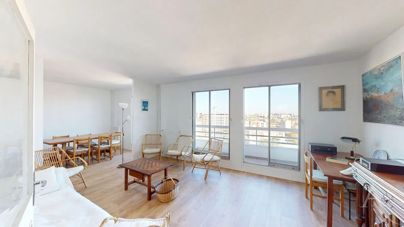 Oturma odası; manzara, ahşap zemin, doğal ışık, modern stil