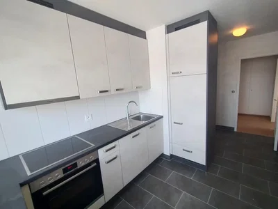 Cuisine; électroménager, carrelage, rénové, lumière naturelle