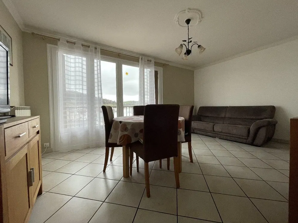 Oturma odası; fayans zemin, manzara, doğal ışık