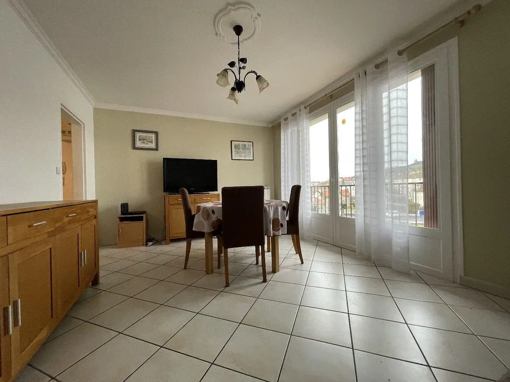 Oturma odası; fayans zemin, doğal ışık