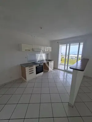 Cozinha; eletrodomésticos, chão de azulejo, vista