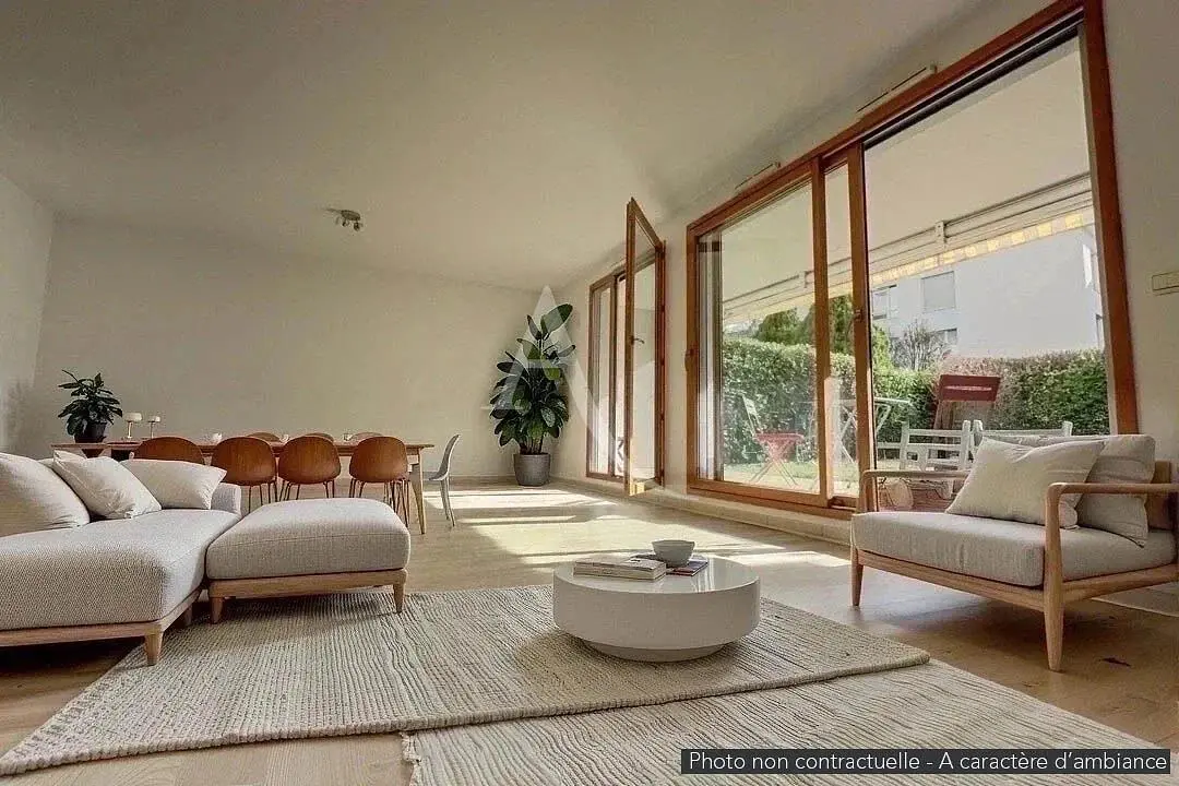 Woonkamer; natuurlijk licht, moderne stijl, houten vloer