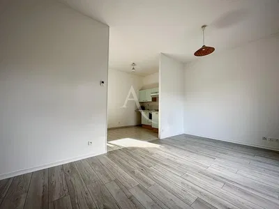 Oturma odası; doğal ışık, ahşap zemin