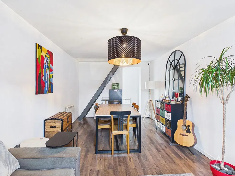 Dnevna soba; drveni pod, moderni stil, prirodno svjetlo