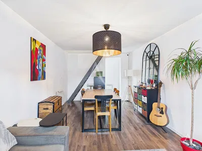 Dnevna soba; drveni pod, moderni stil, prirodno svjetlo