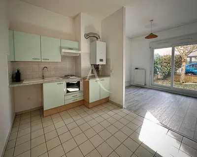 Mutfak; fayans zemin, manzara, doğal ışık