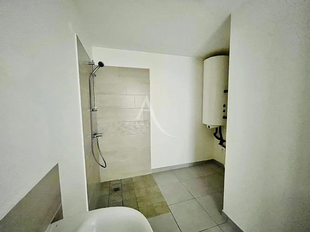 Banyo; fayans zemin, su ısıtıcısı, doğal ışık