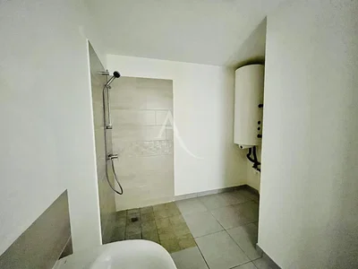 Banyo; fayans zemin, su ısıtıcısı, doğal ışık