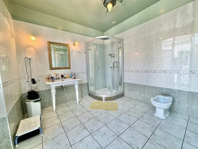 Casa de banho; chão de azulejo, luz natural