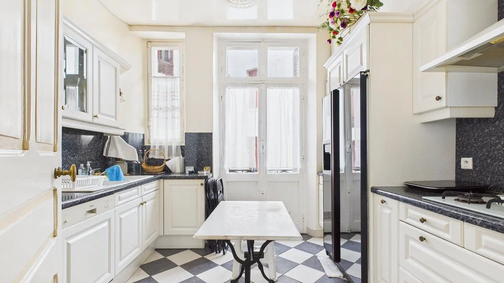 Kuhinja; kuhinjski aparati, prirodno svjetlo, moderni stil