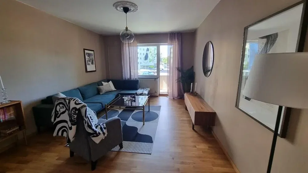 Wohnzimmer; tageslicht, holzboden, moderner stil