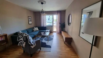 Wohnzimmer; tageslicht, holzboden, moderner stil