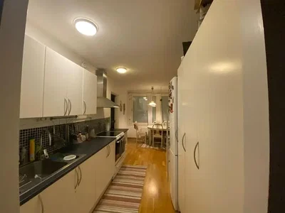 Cuisine; électroménager, parquet, lumière naturelle