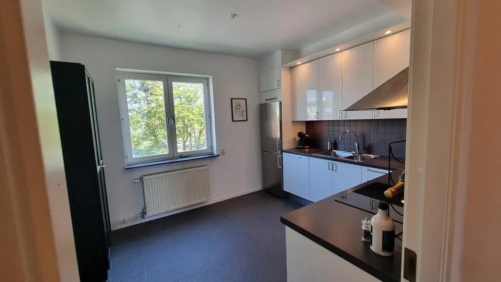 Küche; küchengeräte, tageslicht, moderner stil, fliesenboden