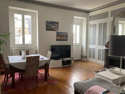 Wohnzimmer; holzboden, tageslicht, moderner stil