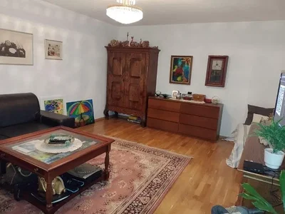 Salon; style rustique, parquet, lumière naturelle