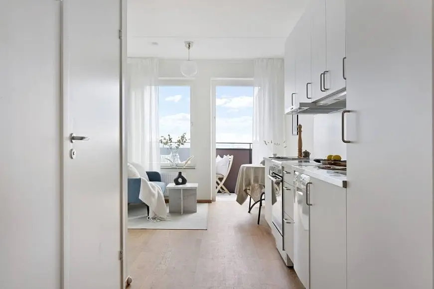 Cuisine; vue, lumière naturelle, style moderne, parquet