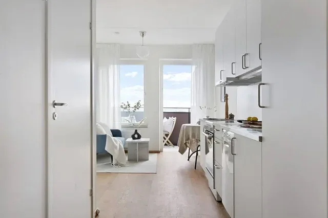 Cuisine; vue, lumière naturelle, style moderne, parquet