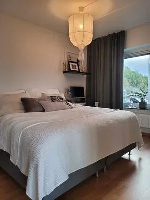 Spavaća soba; prirodno svjetlo, drveni pod, moderni stil