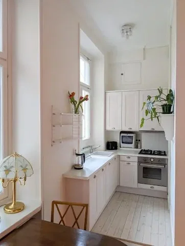 Cuisine; électroménager, lumière naturelle, style moderne, parquet