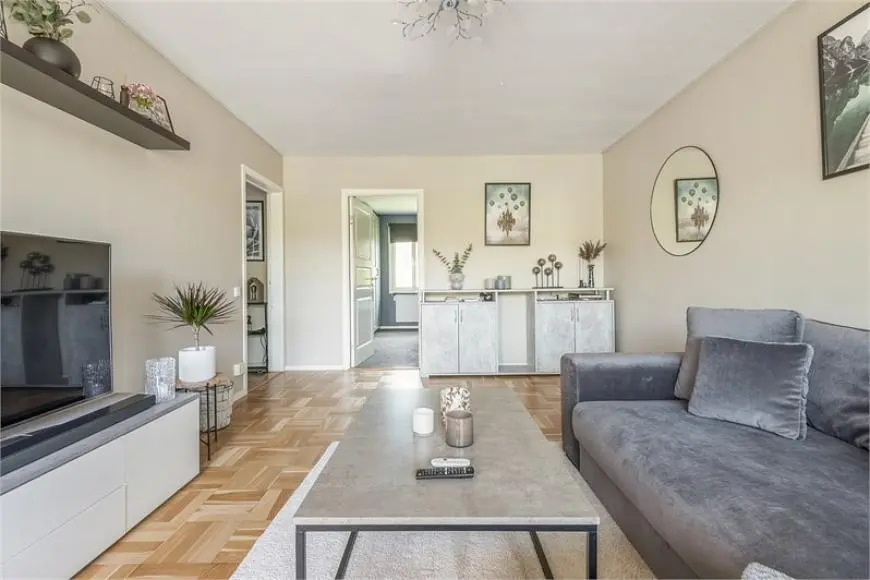 Dnevna soba; prirodno svjetlo, drveni pod, moderni stil